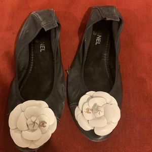 Very used channel flats with beautiful flowers size 7.5